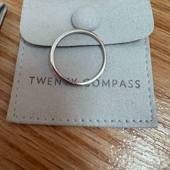 Twenty Compass Set of 2 size 8 rings - Picture 6 of 11